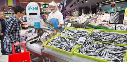 Un empleado trabaja en la pescader&iacute;a de Eroski, cadena de supermercados que ha impulsado las contrataciones de mayores de 55 a&ntilde;os. 