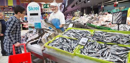 Un empleado trabaja en uan pescadería.