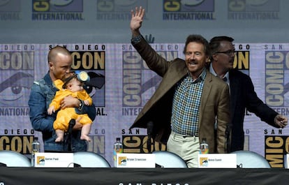 Aaron Paul con su hija, Bryan Cranston, y Vince Gilligan, en la Comic-Con de San Diego.