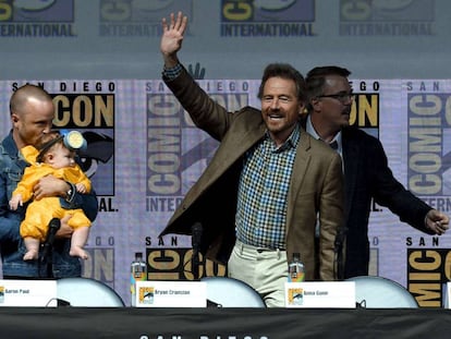 Aaron Paul con su hija, Bryan Cranston, y Vince Gilligan, en la Comic-Con de San Diego.