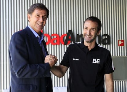 Davalilo, a la izquierda, saluda a Sito Alonso, nuevo entrenador del Bilbao Basket.