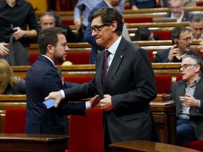 El líder del PSC, Salvador Illa, se cruza con el presidente de la Generalitat, Pere Aragonès (i), durante una sesión plenaria en el Parlament.