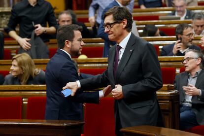 El líder del PSC, Salvador Illa, saluda al presidente de la Generalitat, Pere Aragonès (i), en el Parlament.