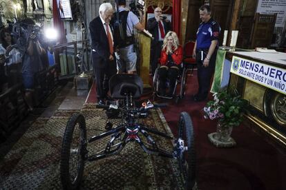 Gema Hassen-Bey, emocionada tras recuperar su bicicleta robada.