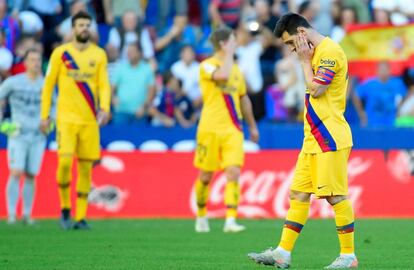 Los jugadores del Barça, con Messi en primer término, se lamentan tras uno de los goles del Levante