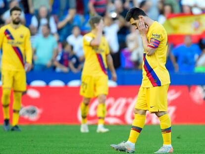 Los jugadores del Barça, con Messi en primer término, se lamentan tras uno de los goles del Levante