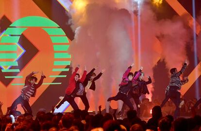 El grupo surcoreano de K-pop BTS, el proyecto musical que más discos ha vendido en el mundo en el último año y medio, con más de ocho millones de copias, actúa en el escenario sevillano de los MTV EMA 2019.