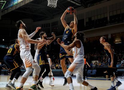 Bertans se hace con la pelota entre rivales del Baskonia.