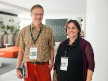 El director de Silvicultura del grupo Ikea, Anders Hildelman, junto a la responsable de Sostenibilidad de Ikea Ib&eacute;rica, Mercedes Guti&eacute;rrez, ayer en Sevilla.