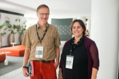 El director de Silvicultura del grupo Ikea, Anders Hildelman, junto a la responsable de Sostenibilidad de Ikea Ib&eacute;rica, Mercedes Guti&eacute;rrez, ayer en Sevilla.