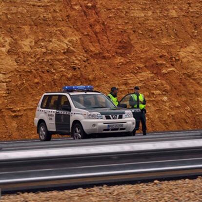 una patrulla de la Guardia Civil en la autovía