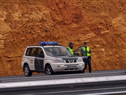 una patrulla de la Guardia Civil en la autovía