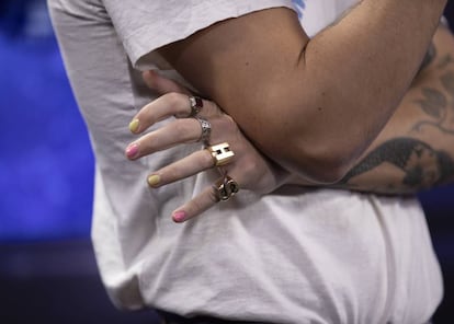 Detalle de las uñas en colores brillantes y los anillos con que Harry Styles actuó el pasado 26 de febrero en Capital's Jingle Bell (Londres),