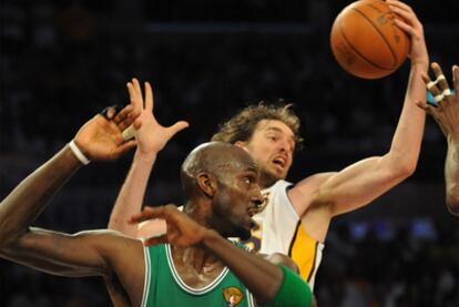 Nate Robinson choca con Pau Gasol durante el partido.