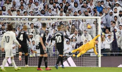 El portero del Sevilla, Tomas Vaclik, no puede parar el balón lanzado por el jugador del Real Madrid Casemiro.