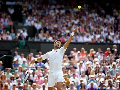 Djokovic sirve durante el partido contra Hurkacz en la central de Wimbledon.