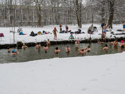 Un grupo de personas se baña en el agua helada de un río en Munich.