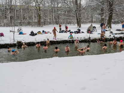 Un grupo de personas se baña en el agua helada de un río en Munich.