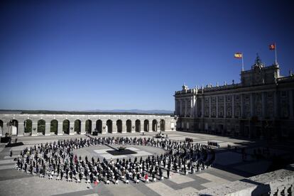 Vista general del patio de Armas del palacio Real durante el homenaje a las víctimas de la pandemia.