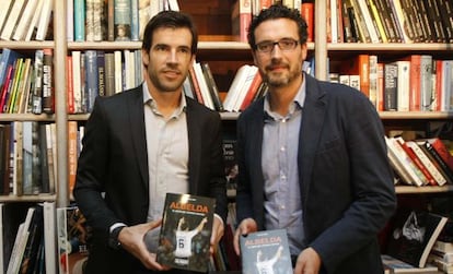 El exjugador David Albelda y el periodista Conrado Valle, autor del libro.