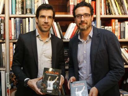 El exjugador David Albelda y el periodista Conrado Valle, autor del libro. 