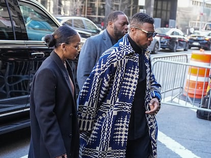 El actor Jonathan Majors y su novia, la también actriz Meagan Good, llegan al juzgado de Manhattan, Nueva York, el 8 de abril de 2024 para escuchar la sentencia contra Majors. 