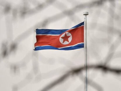 Una bandera de Corea del Norte ondea en la embajada de este país en Pekín este miércoles.