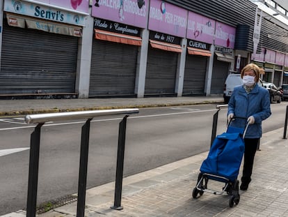 Persianas de comercios bajadas en Igualada, localidad confinada por la pandemia.