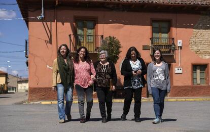 Cinco vecinas de Vegas del Condado: Alba Rueda, Rocío Álvarez, Julia Gago, Luisa Aller y Pilar Sancho, ante la casa que la segunda ha comprado para remozar.