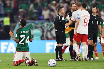 El mediocampista Luis Chávez se arrodilla después del partido contra Polonia.