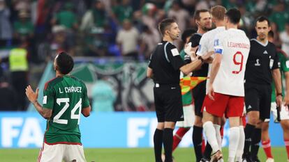 El mediocampista Luis Chávez se arrodilla después del partido contra Polonia.