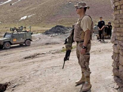 Soldados españoles de la ISAF durante una visita a una mina en Herat.