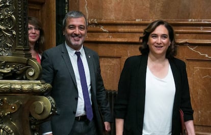 Jaume Collboni y Ada Colau, en el salón de plenos del Ayuntamiento de Barcelona. 
 