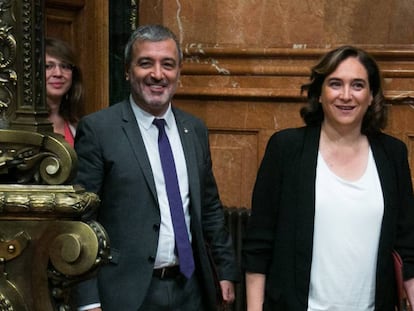 Jaume Collboni y Ada Colau, en el salón de plenos del Ayuntamiento de Barcelona. 
 