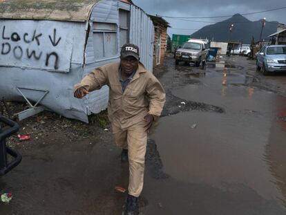 Ciudad del Cabo, en Sudáfrica. Un hombre corre por las calles inundadas del suburbio de Masiphumelele, donde están sufriendo un clima invernal, con fuertes lluvias y viento, en estos días de junio ya de desconfinamiento.