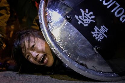 La policía antidisturbios detiene a una manifestante en Hong Kong, el 2 de septiembre de 2019.