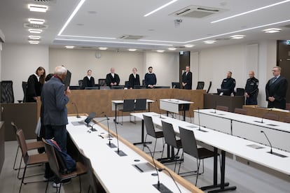 El acusado Manfred N. (delante a la izquierda) se encuentra frente al Tribunal Regional y se cubre el rostro antes de que se anuncie la sentencia en el juicio por asesinato, este lunes en Berlín.