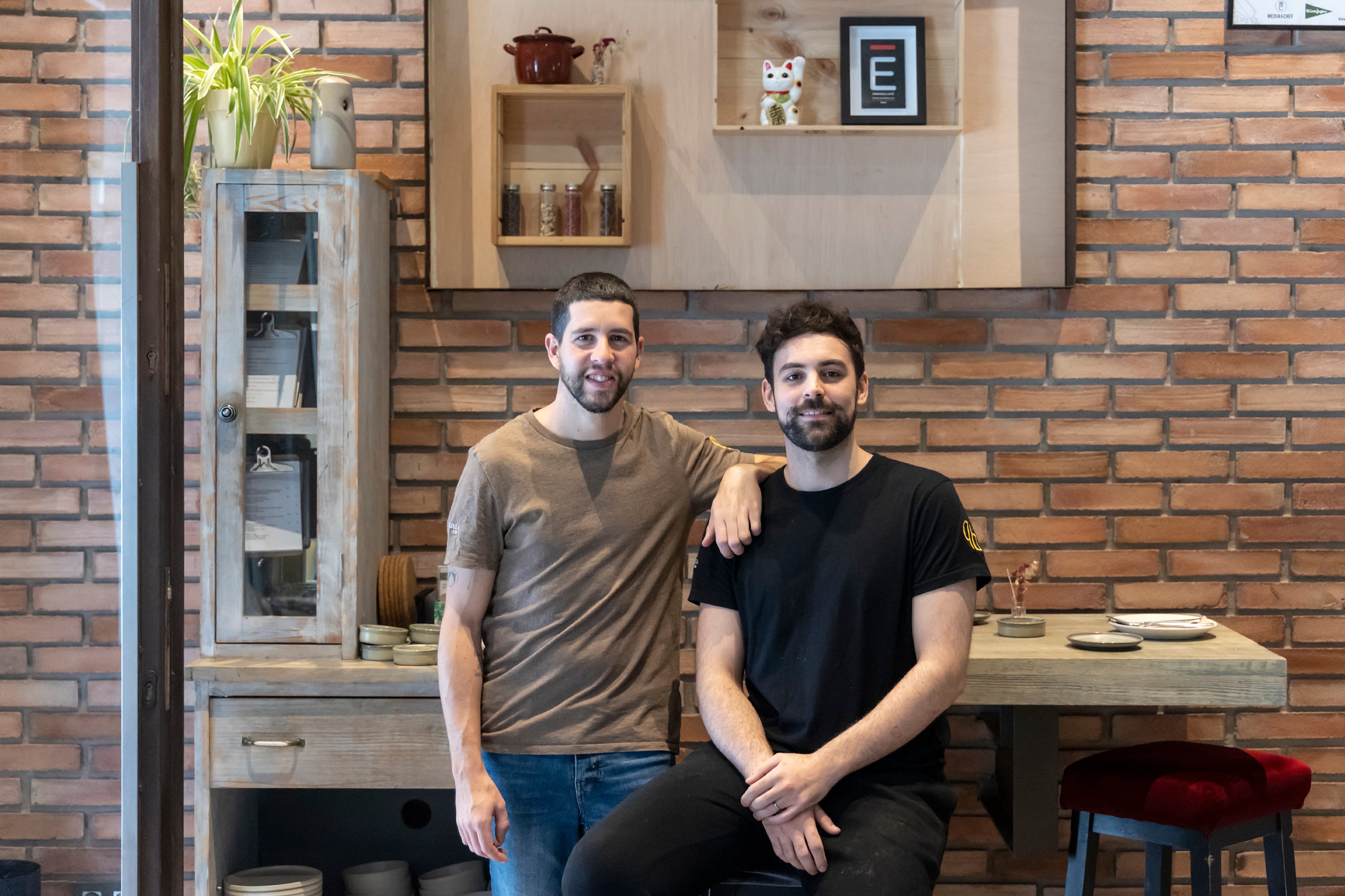 De izquierda a derecha,  Pablo Zamudio y Cristian Fernández, en la sala del restaurante. 