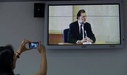Una periodista hace una foto de Mariano Rajoy mientras declara por el caso 'Gürtel'.