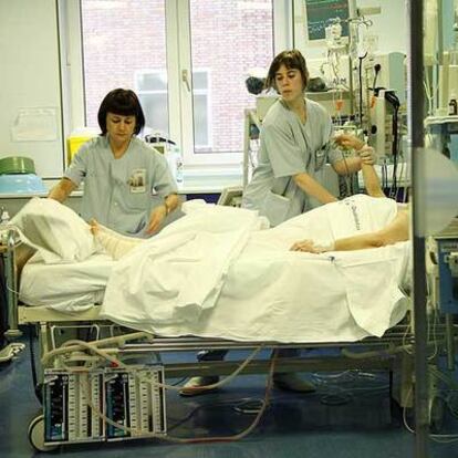 Personal sanitario del Hospital de Cruces atienden a un enfermo.