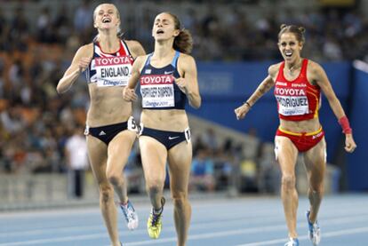 Natalia Rodríguez (a la derecha) es superada en la llegada a la meta por la británica Hannah England, que se clasificó segunda, y la estadounidense Jenny Simpson, la campeona.