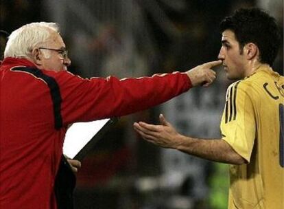 Luis Aragonés y Cesc en el partido ante Francia