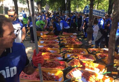 Representantes de ACAIP depositan las carretillas con chorizo ante la sede de Interior.