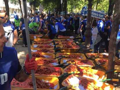 Representantes de ACAIP depositan las carretillas con chorizo ante la sede de Interior.