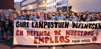 Trabajadores de Edesa durante la manifestación en Basauri en protesta por el cierre de Fagor.