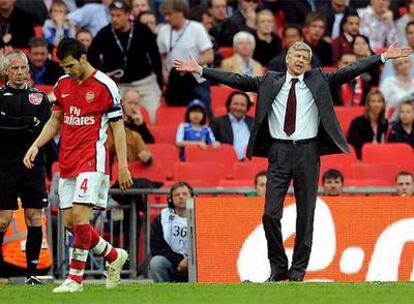 Cesc se lamenta, con Cesc como testigo, durante la semifinal de la Copa inglesa contra el Chelsea.