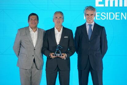 Ignacio Soto ( dcha ) , director general de la Cadena SER y Antonio Crespo ( izqd ), director comercial de Michelin España y Portugal entregan el premio conectividad y tecnología a Emilio Herrera ( C ), presidente de Kia España