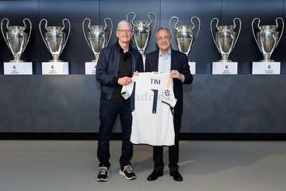 Tim Cook, director ejecutivo de Apple, durante su visita a la Ciudad Real Madrid, donde el presidente del club, Florentino Pérez, lo recibió en la sala de juntas.