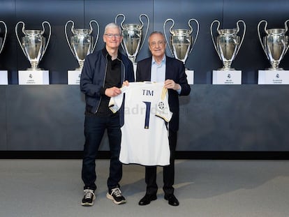 Tim Cook, director ejecutivo de Apple, durante su visita a la Ciudad Real Madrid, donde el presidente del club, Florentino Pérez, lo recibió en la sala de juntas.