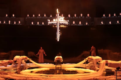 La ‘mezzo’ Kate Lindsey y el barítono Lucas Meachem en la escena final de ‘Il nome della rosa’ de Filidei, el 27 de abril en La Scala de Milán.